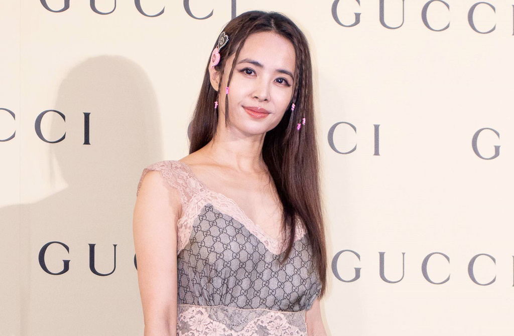 人群中抢拍熊猫 美女竟是野生蔡依林